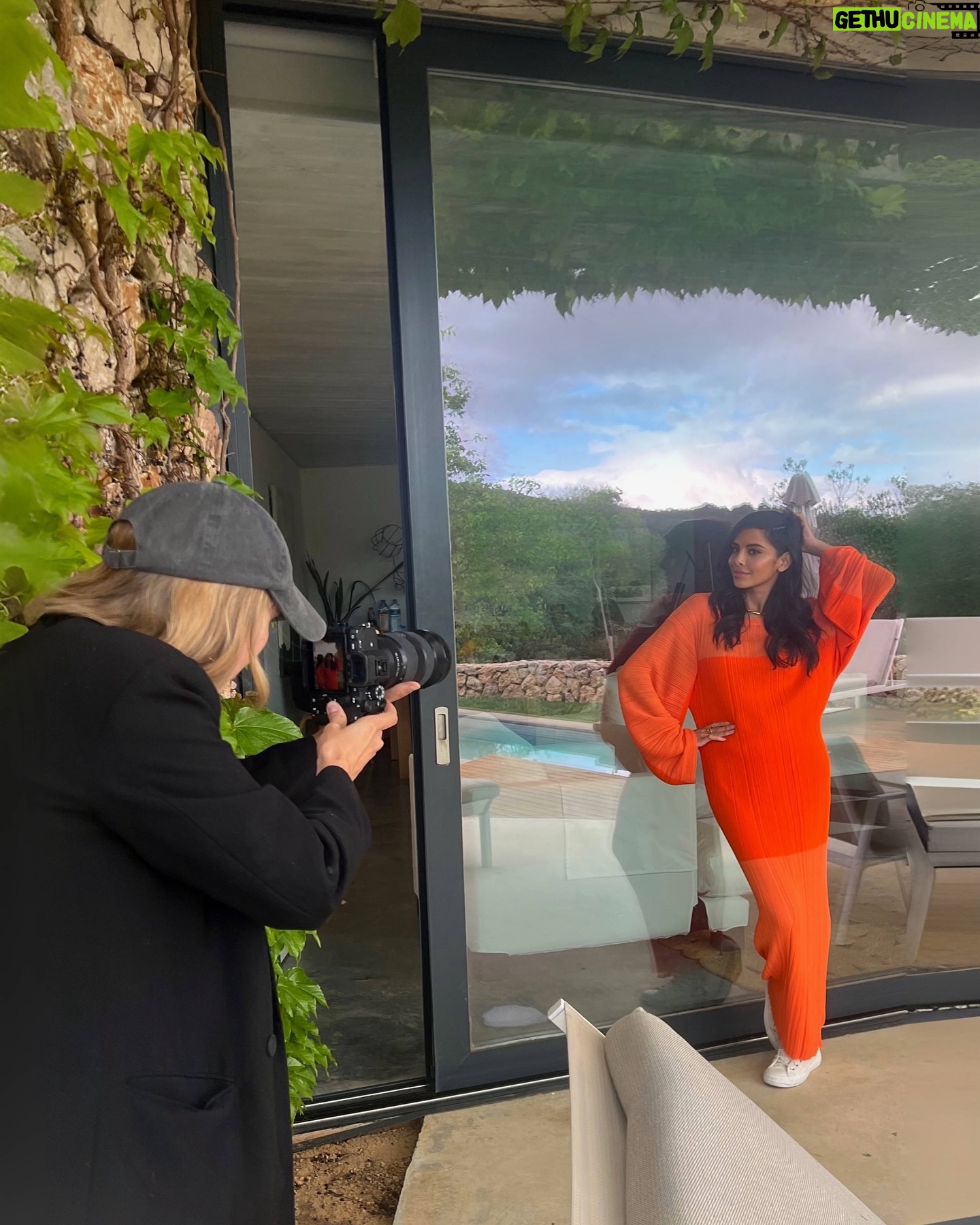 Collien Ulmen-Fernandes Instagram - …verkleidet als Orange bei einem #Covershooting auf #Mallooorcaaa #😁📸⛱️🍊😎☀️
