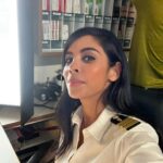 Collien Ulmen-Fernandes Instagram – Morgen Abend um 20:15 Uhr im ZDF:

Frau Doktor am Rande der Verzweiflung.
Ihr absoluter Horror-Patient ist zurück:
Jens Kessler (gespielt von Ingolf Lück) 
Ein ausgewiesener Hypochonder, der ihretwegen die Reise gebucht hat und sie am liebsten 24/7 für sich beanspruchen möchte. 
Was Patient Kessler allerdings nicht ahnt, es gibt noch einen weiteren Hypochonder an Bord, der dieselben Ansprüche an die Schiffsärztin stellt: 
Oskar Schifferle (gespielt von Harald Schmidt). 
Zwei Hypochonder kämpfen um die Aufmerksamkeit ihrer Ärztin.
Wen von beiden liebt sie mehr? 
Also rein medizinisch gesehen narürlich… 
Wessen bakterielle und virale Unbilden bekommen mehr Behandlungszeit im Schiffshospital? 

Der Kampf ist eröffnet…. 🥊

Das TRAUMSCHIFF UTAH – am 26.12 um 20:15 Uhr im ZDF

Mit Gaststars wie Kai Pflaume und Wolfgang Fierek