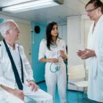 Collien Ulmen-Fernandes Instagram – Morgen Abend um 20:15 Uhr im ZDF:

Frau Doktor am Rande der Verzweiflung.
Ihr absoluter Horror-Patient ist zurück:
Jens Kessler (gespielt von Ingolf Lück) 
Ein ausgewiesener Hypochonder, der ihretwegen die Reise gebucht hat und sie am liebsten 24/7 für sich beanspruchen möchte. 
Was Patient Kessler allerdings nicht ahnt, es gibt noch einen weiteren Hypochonder an Bord, der dieselben Ansprüche an die Schiffsärztin stellt: 
Oskar Schifferle (gespielt von Harald Schmidt). 
Zwei Hypochonder kämpfen um die Aufmerksamkeit ihrer Ärztin.
Wen von beiden liebt sie mehr? 
Also rein medizinisch gesehen narürlich… 
Wessen bakterielle und virale Unbilden bekommen mehr Behandlungszeit im Schiffshospital? 

Der Kampf ist eröffnet…. 🥊

Das TRAUMSCHIFF UTAH – am 26.12 um 20:15 Uhr im ZDF

Mit Gaststars wie Kai Pflaume und Wolfgang Fierek