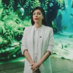 Collien Ulmen-Fernandes Instagram - Es ist beeindruckend und beängstigend zugleich, wozu Generative KI in der Filmbranche mittlerweile in der Lage ist. Nicolas Cage (Zitat: „KI ist die Pest“) kämpft im Film gegen eine Riesenspinne, obwohl er nie eine solche Szene gedreht hat. Sie wurde, ohne sein Wissen, im Nachhinein künstlich generiert. Künftig müssen Schauspielende gar nicht mehr selbst am Set erscheinen, sondern können ihre digitalen Avatare für sich arbeiten lassen. Aber wollen wir das? Zeit, jetzt die Regeln festzulegen: DAS KI-MANIFEST (ZDF) Eine Sendung über Generative KI. Moderiert von mir. Für alle, die sie letzte Woche im TV verpasst haben: Link in Bio ⬆️