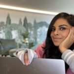 Collien Ulmen-Fernandes Instagram - Hey Insta-Dudes! Nach langer Zeit mal wieder im Büro, habe ich heute die Zeit, Euch (wie versprochen) mit Infos zu meiner neuesten ZDF-Sendung zu versorgen: DAS KI-MANIFEST Generative KI ist auf dem Vormarsch und wird eine neue Epoche einleiten, ob wir wollen oder nicht. Das was passiert, ist groß! Doch was konkret kommt da auf uns zu? Was bedeutet dieser KI-Vormarsch für unsere Arbeitsplätze? Wie kooperieren wir in Zukunft mit generativer, künstlicher Intelligenz? Und wollen wir überhaupt mit ihr kooperieren? Und wie stellen wir sicher, dass die KI ethisch korrekte Entscheidungen trifft? Wir entscheiden, ob wir uns der neuen Technologie ergeben oder ob wir sie mit unseren eigenen Spielregeln einsetzen. Doch wie sollen sie aussehen, die Spielregeln für den Umgang mit generativer KI? Wir haben selbst in der Hand, wie diese Geschichte ausgeht, darum wollen wir es gemeinsam verfassen: Das KI-Manifest 👾 Demnächst im TV im Zweiten Deutschen Fernsehen. Und ab Ende Mai auch @zdfmediathek