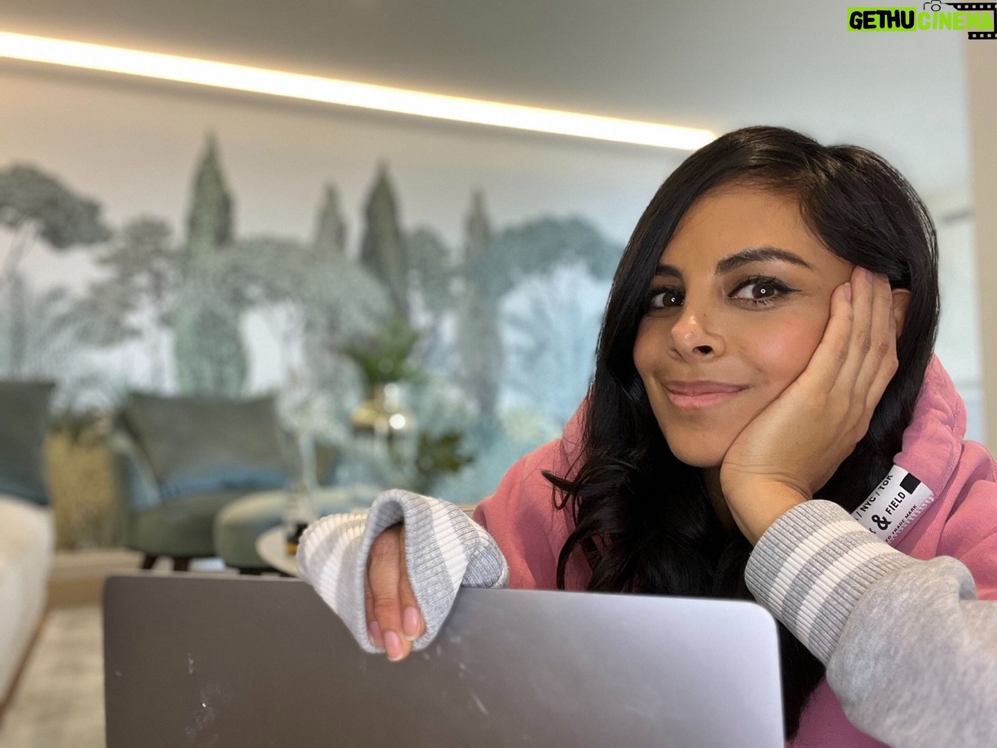 Collien Ulmen-Fernandes Instagram - Hey Insta-Dudes! Nach langer Zeit mal wieder im Büro, habe ich heute die Zeit, Euch (wie versprochen) mit Infos zu meiner neuesten ZDF-Sendung zu versorgen: DAS KI-MANIFEST Generative KI ist auf dem Vormarsch und wird eine neue Epoche einleiten, ob wir wollen oder nicht. Das was passiert, ist groß! Doch was konkret kommt da auf uns zu? Was bedeutet dieser KI-Vormarsch für unsere Arbeitsplätze? Wie kooperieren wir in Zukunft mit generativer, künstlicher Intelligenz? Und wollen wir überhaupt mit ihr kooperieren? Und wie stellen wir sicher, dass die KI ethisch korrekte Entscheidungen trifft? Wir entscheiden, ob wir uns der neuen Technologie ergeben oder ob wir sie mit unseren eigenen Spielregeln einsetzen. Doch wie sollen sie aussehen, die Spielregeln für den Umgang mit generativer KI? Wir haben selbst in der Hand, wie diese Geschichte ausgeht, darum wollen wir es gemeinsam verfassen: Das KI-Manifest 👾 Demnächst im TV im Zweiten Deutschen Fernsehen. Und ab Ende Mai auch @zdfmediathek