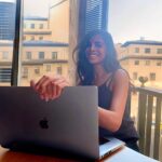 Collien Ulmen-Fernandes Instagram - Balkon-Office. In der Vorbereitung für ein megaschönes ARD-Filmprojekt. 🎥 🎬