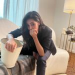 Collien Ulmen-Fernandes Instagram - #Dreharbeiten #ARDfilm 🎥🎬 Die Austern im Promi-Lokal waren schlecht. 😩 Nun hat Plattenbossin Alex ‘ne schlimme Lebensmittelvergiftung und ich muss Babybrei in einen Eimer „speien“. Karottengeschmack. Love my Job. 👍🏽😁