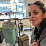 Collien Ulmen-Fernandes Instagram - Weiter nach Berlin für Interview-Termine zu meiner neuen ZDF-Sendung DAS KI-MANIFEST über die Möglichkeiten der Generativen KI. (u.a. im ZDF-Moma und im Deutschlandfunk) Montag zur Lanz‘schen Sendezeit im TV: 23:55 Uhr im ZDF oder @zdfmediathek Generative Künstliche Intelligenz wird die Welt verändern. So viel ist klar. Daher wollen wir erörtern: Welche Grenzen benötigt es für den Umgang mit ihr? Wie wollen Mensch und Maschine zusammenarbeiten? Mit juristischer und ethischer Beratung wollen wir es gemeinsam erstellen: #DasKiManifest (moderiert von mir) #DasKImanifest #AI #aiartist #sora #openai #artificialintelligence 👾🧠