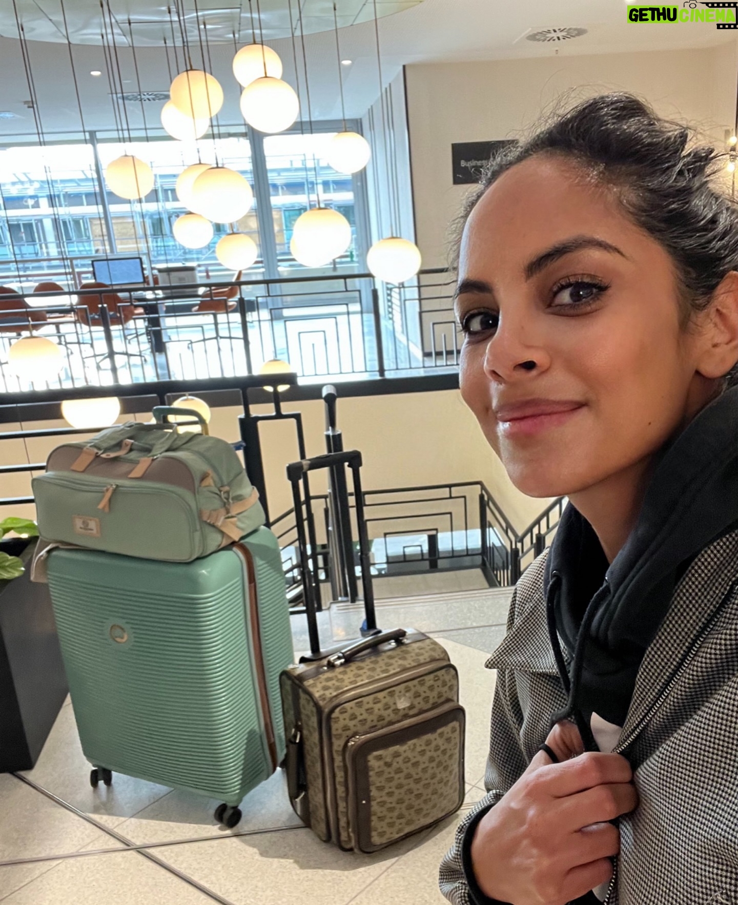 Collien Ulmen-Fernandes Instagram - Weiter nach Berlin für Interview-Termine zu meiner neuen ZDF-Sendung DAS KI-MANIFEST über die Möglichkeiten der Generativen KI. (u.a. im ZDF-Moma und im Deutschlandfunk) Montag zur Lanz‘schen Sendezeit im TV: 23:55 Uhr im ZDF oder @zdfmediathek Generative Künstliche Intelligenz wird die Welt verändern. So viel ist klar. Daher wollen wir erörtern: Welche Grenzen benötigt es für den Umgang mit ihr? Wie wollen Mensch und Maschine zusammenarbeiten? Mit juristischer und ethischer Beratung wollen wir es gemeinsam erstellen: #DasKiManifest (moderiert von mir) #DasKImanifest #AI #aiartist #sora #openai #artificialintelligence 👾🧠