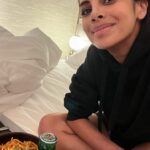 Collien Ulmen-Fernandes Instagram – Arbeits-Sonntach! Schönes Projekt in Berlin!
Nun Feierabend = Bier   Bolognese   Bett! 🤩

🍻🍝🛌💤🦦🧸💫🧘🏾‍♀️✌🏽

Und bei Euch so?
