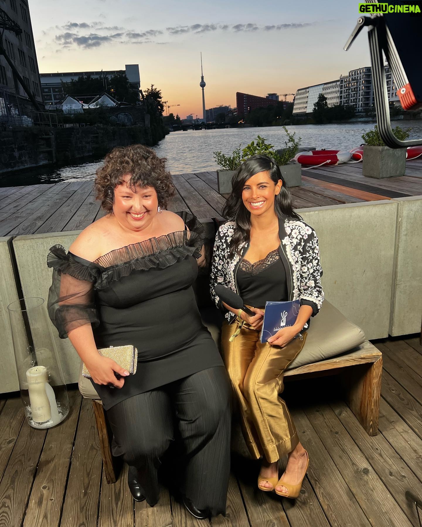 Collien Ulmen-Fernandes Instagram - Moderierend beim Schauspielpreis. Im Talk über Rollen und Herumrollen. Mit der großartigen @meltemkaptan_official
