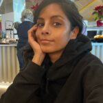 Collien Ulmen-Fernandes Instagram – Vor einer Woche: Erster Versuch zum Dreh nach München zu reisen: Corona 

Nun eine Woche später zweiter Versuch: 
Flughafen dicht. Seit zwei Tagen.

Jetzt gestrandet in Madrid…