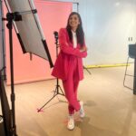 Collien Ulmen-Fernandes Instagram - Heute: Fotoproduktion für mein neues Format in Berlin.✌🏽📸