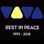Collien Ulmen-Fernandes Instagram – Heute ist ein besonderer Tag, denn heute wäre der bunteste aller Popmusikkanäle 30 Jahre alt geworden, aber dazu kam es leider nicht.

Im zarten Alter von nur 25 Jahren ist er von uns gegangen:

    ✝️ V I V A ✝️ 

01.12.1993 – 31.12.2018 ⚰️

Wir, seine zahlreichen Kinder, trauern um ihn.

Anlässlich seines heutigen 30. Geburtstages überträgt der einstige Konkurrent MTV heute um 20:15 Uhr sein Begräbnis: 

Die letzte VIVA-Sendung EVER EVER EVER
und die durfte ich einläuten, mit den Worten, mit denen einst alles begann…

„Viva ist daaaaaa!“ (Zitat Heike Makatsch – Erste Viva-Sendung 01. Dezember 1993)

Das Versprechen, dass wir immer beisammen bleiben werden, konnte jedoch nicht eingelöst werden.

Wieso, weshalb, warum, dem gehen wir in einer dreiteiligen ARD-Dokumentation auf den Grund.
(Im Januar im TV und jetzt schon zum Jubiläum @ardmediathek)

Heute um 20:15 Uhr auf MTV (die letzte VIVA-Sendung aller Zeiten) moderiert von @jankoeppen und mir und danach moderieren @nilzenburger @markus_kavka und ich je eine #VIVAstory für die ARD.