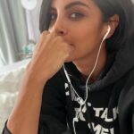 Collien Ulmen-Fernandes Instagram – Radio-Interviewtag vom Bett aus.
Mein Corona und ich talken heute über #DieVIVAStory
Eine dreiteilige ARD-Dokumentation, 
(bei der ich moderieren darf) die sich mit dem Auf- und Abstieg von VIVA befasst. 
Morgen wäre der Sender nämlich 30 Jahre alt geworden, wenn nur nicht… 
Ja, was eigentlich? 
Woran ist der Sender denn eigentlich genau zu Grunde gegangen? 
Unter anderem auch dieser Frage widmen wir uns in der Doku. 

#DieVivaStoryZuGeilFürDieseWelt

Demnächst im TV und ab heute schon online @ardmediathek
