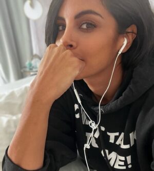 Collien Ulmen-Fernandes Instagram - Radio-Interviewtag vom Bett aus.
Mein Corona und ich talken heute über #DieVIVAStory
Eine dreiteilige ARD-Dokumentation, 
(bei der ich moderieren darf) die sich mit dem Auf- und Abstieg von VIVA befasst. 
Morgen wäre der Sender nämlich 30 Jahre alt geworden, wenn nur nicht… 
Ja, was eigentlich? 
Woran ist der Sender denn eigentlich genau zu Grunde gegangen? 
Unter anderem auch dieser Frage widmen wir uns in der Doku. 

#DieVivaStoryZuGeilFürDieseWelt

Demnächst im TV und ab heute schon online @ardmediathek