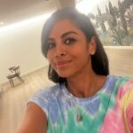 Collien Ulmen-Fernandes Instagram - Heute: In meinem noch ziemlich leeren neuen Office zwecks Interviewtag und Textvorbereitung für die letzte Moderationsaufzeichnung für #DieVIVAStory morgen in Berlin. In der ARD-Doku beschäftigen wir uns mit dem Aufstieg und Fall des kölner Pop-Phänomens 🔻🔺🔻🔺 ❣️ Vor genau 30 Jahren ging es von null auf hundert, doch nach der anfänglichen Euphorie platzte die schillernde Seifenblase. 🫧 😱 Wir erörtern, wie es dazu kommen konnte. #DieVIVAStory #FloridaFactual #ARDkultur Ende des Jahres in TV und Mediathek. #💫🌈🎼🎸📻🎤🎉🎙💥🪩🎬