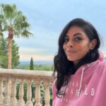 Collien Ulmen-Fernandes Instagram – Mit tiefen Augenringen begebe ich mich nun in den Weihnachtsurlaub… 
Es war ein schönes, aber auch sehr anstrengendes Jahr. Zwei Umzüge liegen hinter mir, außerdem habe ich Sendungen für die ARD, das ZDF und den SWR moderiert 
(…zweite Staffel StadtLandLiebe. Im letzten Jahr gab‘s zwei Fernsehpreis-Nominierungen dafür.. 🥳)
Ich war diesmal selbst in der Jury für den Deutschen Fernsehpreis, musste dafür hunderte Stunden deutsches Fernsehprogramm sichten, habe weiterhin als wöchentliche Kolumnistin für die Süddeutsche Zeitung geschrieben, 
einen ARD-Film gedreht, mehrere ZDF-Traumschiffe, 
eine VOX-Doku und eine internationale Sache, über die ich erst im nächsten Jahr sprechen darf.. 
Ich bin nun also ziemlich erschöpft und möchte erst mal nur noch herum liegen, Plätzchen backen, ganz viel essen und noch mehr schlafen..
Trotzdem freue ich mich, dass ich die Möglichkeit hatte, 
so tolle Themen anzugehen, vor allem meine ZDF-Osterdokumentation, in der ich u.a. Familie Dautz begleiten durfte, deren vierjähriger Sohn Luis mit einem halben Herzen zur Welt kam und die aktuelle VIVA-Doku für die ARD, 
für die ich noch mal ganz tief in die eigene Vergangenheit eintauchen durfte, haben mir echt viel bedeutet. 

Und bei Euch so? 
Wie war Euer Jahr? 
Was habt Ihr so gemacht?
Und vor allem: Wie ist Euer Erschöpfungslevel? 😵‍💫
