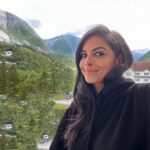 Collien Ulmen-Fernandes Instagram - Beim Dreh in Norwegen - bevor es nächste Woche weiter in die Arktis geht… 🎥 🫎 ⛰️ 🇳🇴 ❤️🧣🌳🪵 🤗 🎬