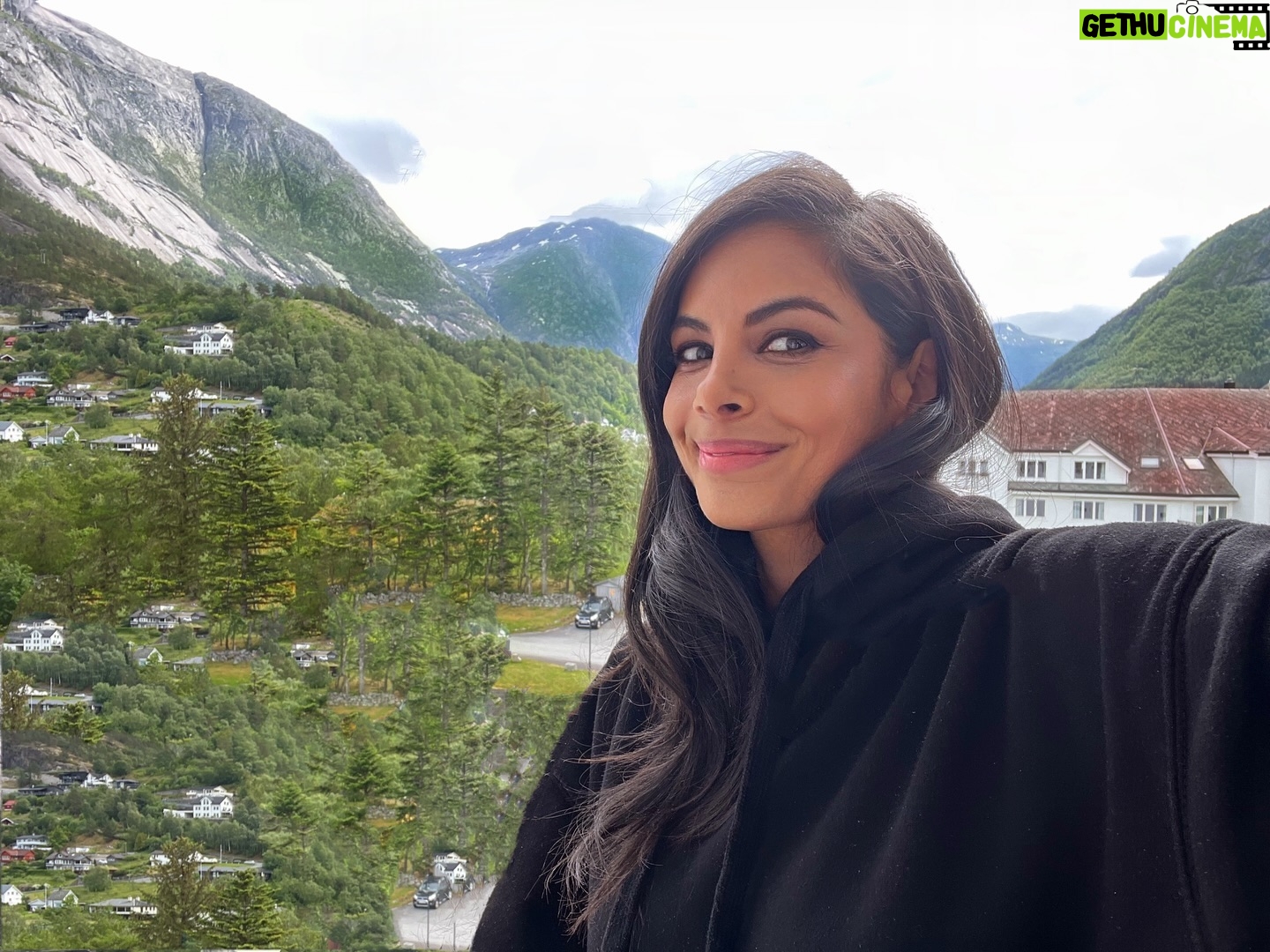 Collien Ulmen-Fernandes Instagram - Beim Dreh in Norwegen - bevor es nächste Woche weiter in die Arktis geht… 🎥 🫎 ⛰️ 🇳🇴 ❤️🧣🌳🪵 🤗 🎬