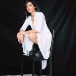 Collien Ulmen-Fernandes Instagram - 🎉 NOMINIIIIIIIIEEEERUUUNG 🎊 🥳 🏆🎈 Die dritte Folge meiner ZDF-Prime-Time-Sendung "Laut.Stark.Gleich.Berechtigt - Zeit der Frauen" von der Autorin Denise Jacobs ist für den Juliane Bartel-Medienpreis nominiert. Der Preis richtet sich an Medienschaffende, die sich mit ihren Beiträgen "kreativ und zeitgemäß mit Fragen der Gleichstellung von Frauen und Männern beschäftigen“ - so die VeranstalterInnen. In Folge Drei unserer Doku-Reihe gehen wir dem Thema "Frauen und Arbeit" auf den Grund: Seit mehr als 70 Jahren steht im Grundgesetz, dass Frauen und Männer gleichberechtigt sind. 16 Jahre war eine Frau Bundeskanzlerin und seit der #MeToo-Debatte, beweisen Frauen, dass sie die Machtstrukturen von Männerbünden brechen können. Trotz der gesetzlichen Grundlage von Geschlechtergerechtigkeit, begegnen uns in der Arbeitswelt aber nach wie vor veraltete Rollenbilder und Geschlechterstereotype. In nur einem Prozent der Familien verdient die Frau mehr als der Mann, Altersarmut ist noch immer vor allem weiblich. Karrierechancen haben sich zwar in den letzten 30 Jahren verbessert, aber in Führungsetagen sind Frauen nach wie vor deutlich seltener vertreten. Woran liegt das? Wo starten Pionierinnen in einstigen Männerdomänen durch? Wie steht es heute um die Chancen, Soldatin, Vorstandschefin oder Astronautin zu werden? Und wie notwendig und sinnvoll ist ein Gleichstellungs-Instrument wie die Frauenquote? All diesen Fragen gehen wir auf den Grund in: Laut.Stark.Gleich.Berechtigt - Zeit der Frauen Für alle, die die TV-Ausstrahlung verpasst haben, gibt`s 'n kleenen Link in der Bio...