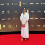 Collien Ulmen-Fernandes Instagram - Der Deutsche Fernseherpreis 📺 🍾 🎊 Wir JurorInnen haben über Monate debattiert und verhandelt und nun sind sie raus: Die Deutschen Fernsehpreise Glückwunsch an alle PreisträgerInnen! Nachdem wir uns monatelang mit euren Werken: Shows, Dokumentationen, Filmen und Serien befasst haben, war es irgendwie absurd euch alle gestern zu sehen. Einen ausdrücklichen Glückwunsch auch an all die Nominierten! Es gab Kategorien, da hätten wir am liebsten allen von euch einen Preis gegeben. I know: Nicht gewinnen nervt total, ich habe selbst im letzten Jahr bei ganzen zwei Nominierungen keinen einzigen Fernsehpreis mit nach Hause genommen, aber so ist es nun mal: Ein Preis pro Kategorie. Leider. Bei den Nichtgewinnern gibt es einige, die den Preis verdient hätten und die Entscheidungen waren teilweise wirklich sehr knapp. Danke für eure Kunst. Es war mir eine große Freude eure Werke sichten zu dürfen. Ich habe vieles entdeckt, was ich ohne die Arbeit in der Fernsehpreis-Jury sicherlich niemals gesehen hätte. Okay, um ehrlich zu sein: einiges hätte ich lieber nicht sehen wollen. Aber wir bilden eben die gesamte Bandbreite des Fernsehens ab… An alle anderen: Danke für die vielen Stunden gute Fernsehunterhaltung.