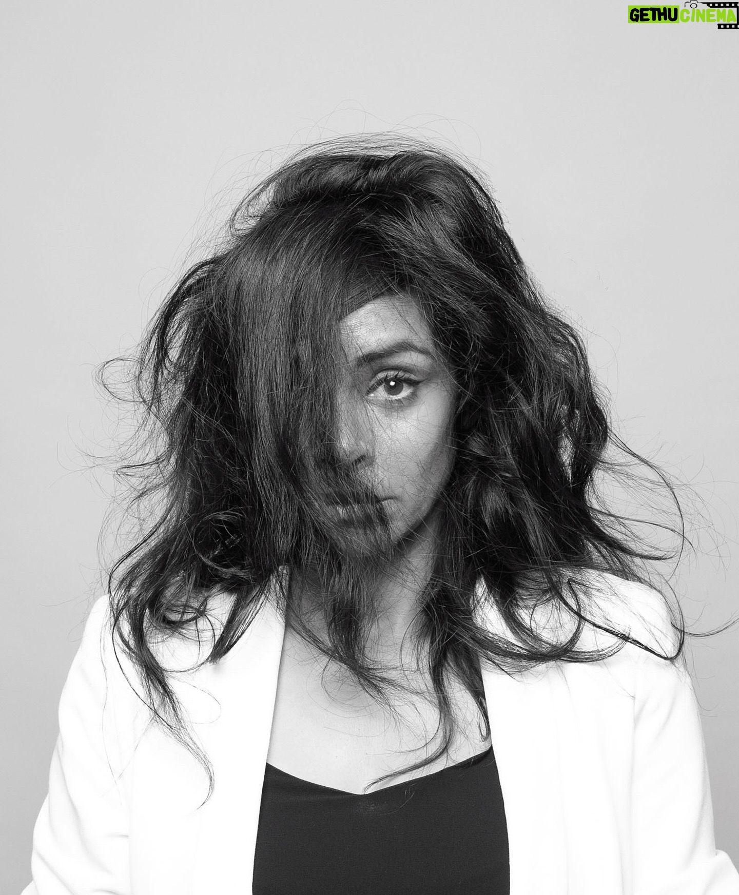 Collien Ulmen-Fernandes Instagram - Sagte erstmal nichts. Im Interview ohne Worte. HEUTE in der Süddeutschen Zeitung. Und am Wochenende dann wie immer als Kolumnistin in der SZ. 🗞️📰🤓