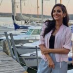 Collien Ulmen-Fernandes Instagram – Gestern und heute: Moderations-Aufzeichnung für die neue Staffel von StadtLandLiebe.
(Im letzten Jahr gab’s ein paar Fernsehpreis-Nominierungen dafür: Beste Moderation, Beste Einzelleistung und Beste Unterhaltung für eines der besten Unterhaltungsformate im TV, wie ich finde…) 
Falls ihr die TV-Ausstrahlung verpasst habt: 
Die erste Staffel findet ihr noch immer in der @ardmediathek (…eignet sich megagut zum Binge-Watching an den Festtagen…) und die neue Staffel kommt dann im nächsten Jahr im TV. 
Sobald der Sendetermin der nächsten Staffel steht, gebe ich auf jeden Fall rechtzeitig Bescheid. 🫶🏽 

#StadtLandLiebe
#LoveIsInTheAir
#TVdating #GehtAuchMitNiveau 
#LiebeLiebeLiebe 
#❤️❤️❤️