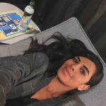 Collien Ulmen-Fernandes Instagram - Kurzer Power-Nap in der Airport-Lounge, oder auch Mittagsschlaf, wie man früher zu sagen pflegte. Dann weiter nach Berlin für den Pressetag zu einem neuen Format mit mir als Hostin, das Ende des Sommers erscheint. Freu mich schon drauf. 🤗