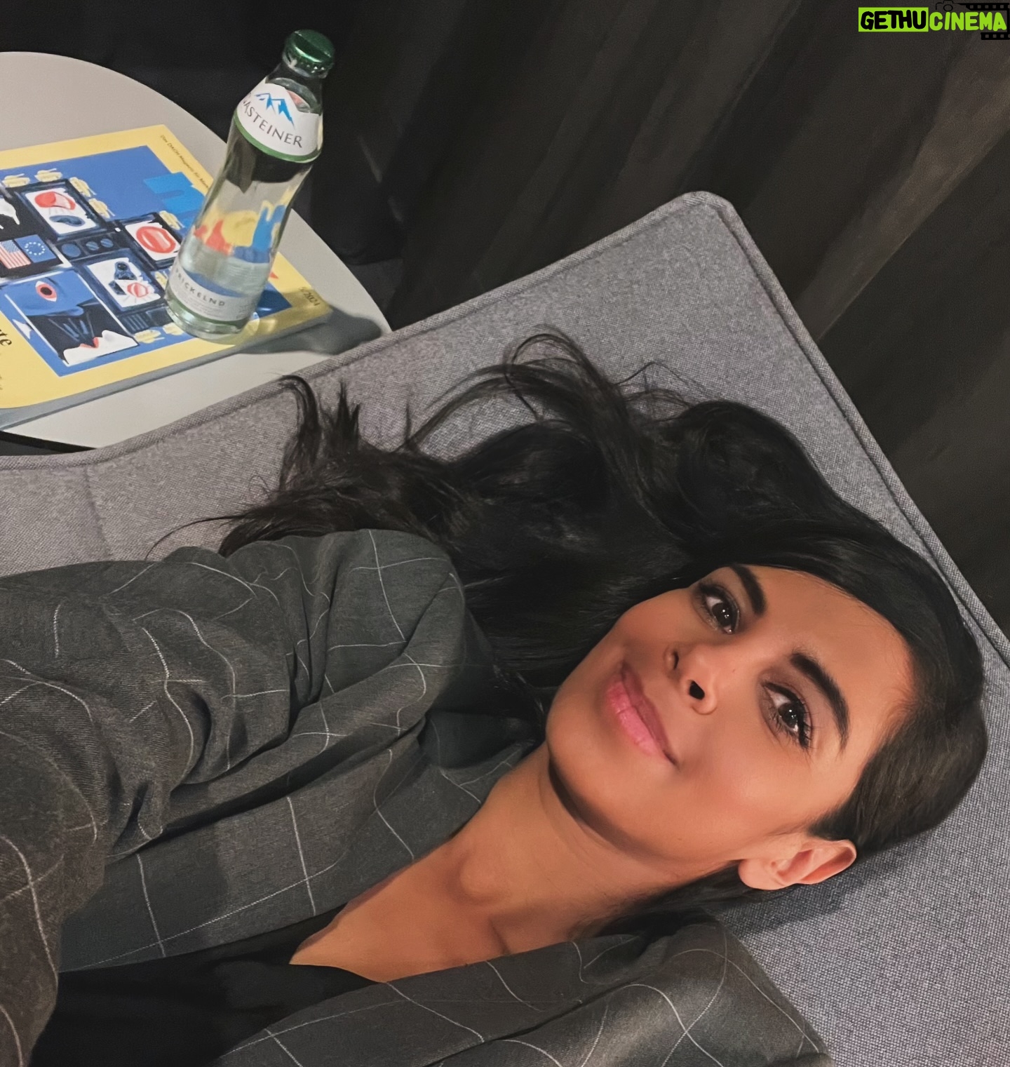 Collien Ulmen-Fernandes Instagram - Kurzer Power-Nap in der Airport-Lounge, oder auch Mittagsschlaf, wie man früher zu sagen pflegte. Dann weiter nach Berlin für den Pressetag zu einem neuen Format mit mir als Hostin, das Ende des Sommers erscheint. Freu mich schon drauf. 🤗