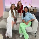 Collien Ulmen-Fernandes Instagram – Meine erste Amtshandlung bei der Moderation von #DieVIVAStory (ARD)
ein Interview mit Gülcan. 
Ein Wiedersehen nach zehn Jahren!
Und wen treffe ich auf dem Weg zur letzten #VIVAstory-Moderationsaufzeichnung ganz zufällig? Gülcan!

Heute haben wir bei @annikalauofficial über den einstigen Popmusikkanal und über meine schlimmste VIVA-Sendung ever, ever, ever gesprochen. Warum sie so schlimm war und was Gülcan damit zu tun hat, erfahrt ihr morgen um 17:45 Uhr beim RTL.

Und auch heute Abend talke ich über die VIVA-Doku
um 22:00 Uhr beim Kölner Treff.

#DieVIVAstory #💫🌈🎼🎸📻🎤🎉🎙💥🪩🎬 

Im Januar im TV und jetzt schon @ardmediathek

Freitag: Kölner Treff 
22:00 Uhr im WDR Fernsehen

Samstag: Gala TV 
17:45 Uhr auf RTL

#DieVivaStoryZuGeilFürDieseWelt 
#💫🌈🎼🎸📻🎤🎉🎙💥🪩🎬