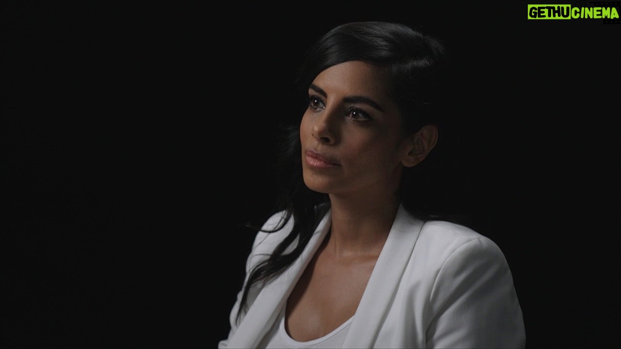 Collien Ulmen-Fernandes Instagram - Heute Abend gleich doppelt im TV: Um 22:35 geht die RTL-Dokumentation #WHY der Frage auf den Grund, woher der Frauenhass im Netz kommt. Wie relevant dieses Thema ist, zeigen Zahlen der UN, denn laut UN sind 73 Prozent aller Frauen weltweit mit Hass im Netz konfrontiert. So: Gleichzeitig bin ich aber auch im KARLSPLATZ beim BR Fernsehen. Dort talke ich über meine ARD-Dokumentation #DieVIVAstory und einen Film, den ich ebenfalls für die ARD gedreht habe und ich darf @pierre_m_krause zu seinem neuen Buch interviewen… 22:35 Why - Woher kommt der Frauenhass? auf RTL 22:00 KARLSPLATZ im BR Fernsehen Foto: RTL