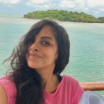 Collien Ulmen-Fernandes Instagram - Drehbuchlesend in der Karibik… 🐠🌴🏖️🎬😎