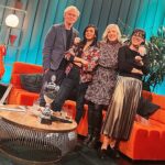 Collien Ulmen-Fernandes Instagram - Mit diesen drei Leut*innen im BR Fernsehen. Mit Tanz, Gesang und Konfetti. Demnächst im TV. 🎉🎈🎊🕺🍾