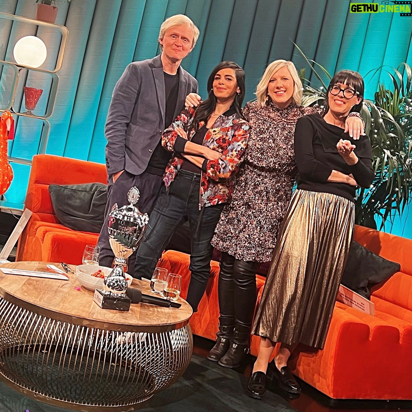 Collien Ulmen-Fernandes Instagram - Mit diesen drei Leut*innen im BR Fernsehen. Mit Tanz, Gesang und Konfetti. Demnรคchst im TV. ๐๐๐๐บ๐พ