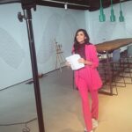 Collien Ulmen-Fernandes Instagram - Heute am Welt-Frauentag beim Trailer-Dreh zu meinem neuen Format. Mehr dazu dann im Sommer… Und damit wären wir auch schon bei der obligatorischen Frage, wo denn mein Kind ist, wenn ich arbeite. Na, ganz einfach: Beim anderen Elternteil. Diese Antwort stößt nach wie vor oft auf Unverständnis - schließlich ist es doch die natürliche Aufgabe der Frau, sich um Kind und Haushalt zu kümmern. Noch immer sind deutlich mehr Frauen als Männer in Teilzeit beschäftigt. Und die Zahl der teilzeitbeschäftigten Frauen nimmt sogar aktuell noch zu. Natürlich ist es völlig legitim, sich dafür zu entscheiden, jedoch sollte man sich innerhalb der Beziehung darüber austauschen, wie die dadurch entstehende Rentenlücke der Frau ausgeglichen werden kann, vor allem im Fall einer Trennung. Gerade Alleinerziehende sind im Alter sehr stark armutsgefährdet. Denn: Care-Arbeitszeit ist Arbeitszeit. Nur taucht diese auf keinem Lohnzettel auf. Die daraus resultierende Altersarmut ist nach wie vor eine der größten Bedrohungen für Frauen. Das ist statistisch belegt: Laut Angaben des Statistischen Bundesamtes aus dem Jahr 2023 erhalten Frauen 42,6 Prozent weniger Alterseinkünfte. Jede fünfte Frau ab 65 Jahren gilt laut der Statistik als armutsgefährdet. Die Lösung liegt jedoch nicht ausschließlich im Privaten: Auch die Politik ist gefordert. Politik, die derzeit eine traditionelle Rollenverteilung noch begünstigt! Es braucht also sehr dringend bessere Rahmenbedingungen, ein Bewusstsein für das Thema und akute Maßnahmen, damit Lebenswege von Frauen künftig nicht mehr in Altersarmut münden!!✊🏽👩🏻‍🦳👩🏾‍🦱👩🏼‍🦰🧑🏼‍🦰👩🏽‍🎤👩🏽‍🦲👱🏼‍♀️👩🏿 👵🏻 #Weltfrauentag #GleichberechtigungFürAlle #genderequality