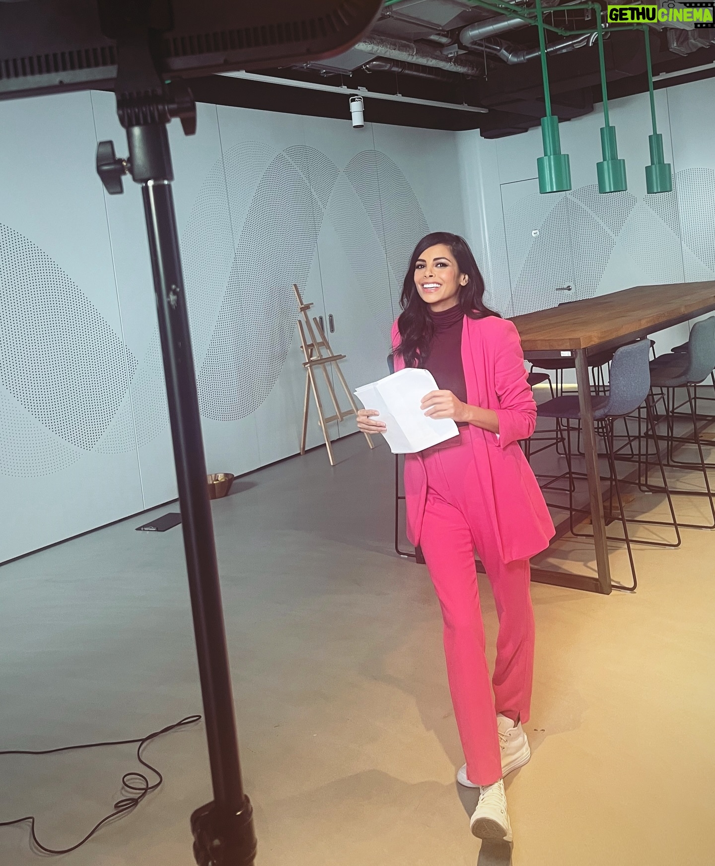 Collien Ulmen-Fernandes Instagram - Heute am Welt-Frauentag beim Trailer-Dreh zu meinem neuen Format. Mehr dazu dann im Sommer… Und damit wären wir auch schon bei der obligatorischen Frage, wo denn mein Kind ist, wenn ich arbeite. Na, ganz einfach: Beim anderen Elternteil. Diese Antwort stößt nach wie vor oft auf Unverständnis - schließlich ist es doch die natürliche Aufgabe der Frau, sich um Kind und Haushalt zu kümmern. Noch immer sind deutlich mehr Frauen als Männer in Teilzeit beschäftigt. Und die Zahl der teilzeitbeschäftigten Frauen nimmt sogar aktuell noch zu. Natürlich ist es völlig legitim, sich dafür zu entscheiden, jedoch sollte man sich innerhalb der Beziehung darüber austauschen, wie die dadurch entstehende Rentenlücke der Frau ausgeglichen werden kann, vor allem im Fall einer Trennung. Gerade Alleinerziehende sind im Alter sehr stark armutsgefährdet. Denn: Care-Arbeitszeit ist Arbeitszeit. Nur taucht diese auf keinem Lohnzettel auf. Die daraus resultierende Altersarmut ist nach wie vor eine der größten Bedrohungen für Frauen. Das ist statistisch belegt: Laut Angaben des Statistischen Bundesamtes aus dem Jahr 2023 erhalten Frauen 42,6 Prozent weniger Alterseinkünfte. Jede fünfte Frau ab 65 Jahren gilt laut der Statistik als armutsgefährdet. Die Lösung liegt jedoch nicht ausschließlich im Privaten: Auch die Politik ist gefordert. Politik, die derzeit eine traditionelle Rollenverteilung noch begünstigt! Es braucht also sehr dringend bessere Rahmenbedingungen, ein Bewusstsein für das Thema und akute Maßnahmen, damit Lebenswege von Frauen künftig nicht mehr in Altersarmut münden!!✊🏽👩🏻🦳👩🏾🦱👩🏼🦰🧑🏼🦰👩🏽🎤👩🏽🦲👱🏼♀️👩🏿 👵🏻 #Weltfrauentag #GleichberechtigungFürAlle #genderequality