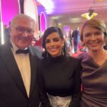 Collien Ulmen-Fernandes Instagram - Ich fühle mich außerordentlich geehrt und bin sehr stolz, dass ich gestern Abend vor der gesammelten deutschen Politik- und Medienprominenz den Bundespresseball eröffnen und die offizielle Eröffnungsrede halten durfte, bevor Bundespräsident Frank-Walter Steinmeier und Elke Büdenbender zum Eröffnungswalzer schritten. Zuvor gab es noch ein gemeinsames Dinner, bei dem Herr Steinmeier versuchte, diese Sache mit dem Walzer auf mich abzuwälzen.. Aber nö, Walzer kann ich einfach nicht..