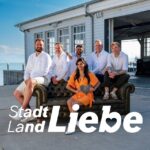 Collien Ulmen-Fernandes Instagram - Leude, haltet Euch fest: Es gibt eine neue Staffel unseres für mehrere Fernsehpreise nominierten TV Formates StadtLandLiebe. Dating Deluxe und diesmal geht es richtig ab… 🥊 🙀 ❤️‍🩹 Noch vor der TV Ausstrahlung stehen alle Folgen @ardmediathek (Link in Bio) und eignen sich fabulös zum Bingewatchen am Wochenende! #LiebeLiebeLiebe 😍❤️‍🔥