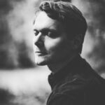 Collien Ulmen-Fernandes Instagram - Dieser adrette junge Mann hört auf den Namen Johannes Boss. Johannes Boss ist als Jerks-Autor ein alter Weggefährte. Nun hat er eine eigene Firma gegründet @vjllage Die wollen das deutsche Fernsehen origineller machen und neue Erzählperspektiven zulassen. Und vor allem: Den AutorInnen Raum und Möglichkeiten geben, Stoffe zu entwickeln, die über den erzählerischen Standard hinaus gehen: „Ob jetzt kolumbianisch, queer, deutsch-asiatisch, römisch-katholisch oder einfach nur angenehm weird. Dem Writers Room an sich, dem gemeinsamen Prozess des Schreibens, gilt neben der erzählerischen Qualität mein Augenmerk. Denn im Entwickeln an sich steckt die Chance für eine Revolution.“  Wer Lust hat, von Johannes seinen figuren-orientierten Stil des Drehbuchschreibens zu lernen, kann sich über @vjllage zu einem der Wochenendtermine seiner Academy anmelden. Das spaßigste Seminar aller Zeiten, sagen die Teilnehmenden. Und: Da kann jeder mitmachen. Kein Vorwissen nötig. Na, wer hat Bock? 🎥 🤓 📝 🎬