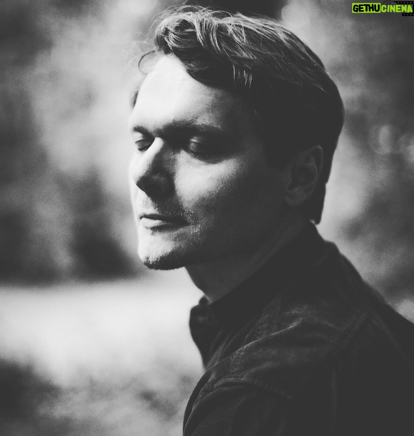 Collien Ulmen-Fernandes Instagram - Dieser adrette junge Mann hört auf den Namen Johannes Boss. Johannes Boss ist als Jerks-Autor ein alter Weggefährte. Nun hat er eine eigene Firma gegründet @vjllage Die wollen das deutsche Fernsehen origineller machen und neue Erzählperspektiven zulassen. Und vor allem: Den AutorInnen Raum und Möglichkeiten geben, Stoffe zu entwickeln, die über den erzählerischen Standard hinaus gehen: „Ob jetzt kolumbianisch, queer, deutsch-asiatisch, römisch-katholisch oder einfach nur angenehm weird. Dem Writers Room an sich, dem gemeinsamen Prozess des Schreibens, gilt neben der erzählerischen Qualität mein Augenmerk. Denn im Entwickeln an sich steckt die Chance für eine Revolution.“ Wer Lust hat, von Johannes seinen figuren-orientierten Stil des Drehbuchschreibens zu lernen, kann sich über @vjllage zu einem der Wochenendtermine seiner Academy anmelden. Das spaßigste Seminar aller Zeiten, sagen die Teilnehmenden. Und: Da kann jeder mitmachen. Kein Vorwissen nötig. Na, wer hat Bock? 🎥 🤓 📝 🎬