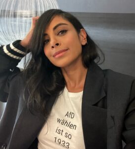 Collien Ulmen-Fernandes Instagram - Eigentlich wäre ich heute als Gästin bei Bosetti Late Night in Babelsberg gewesen. Na ja, hat nicht ganz geklappt. Stattdessen nun erkältet aus London zugeschaltet.. Es geht um die AfD, Demonstrationen und Brandmauern gegen ganz rechts. Uuuuund Shitstorm in 3,2,1… Bosetti Late Night - mit mir als Online-Gästin - heute um 21:00 Uhr in 3Sat.