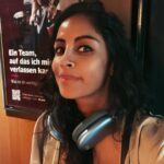 Collien Ulmen-Fernandes Instagram - Auf dem Weg nach Baden-Baden zum SWR. Zum ersten Mal in meinem Leben in einem pünktlichen Zug. Dafür gehen WCs, Internet und Bordbistro nicht… 😳