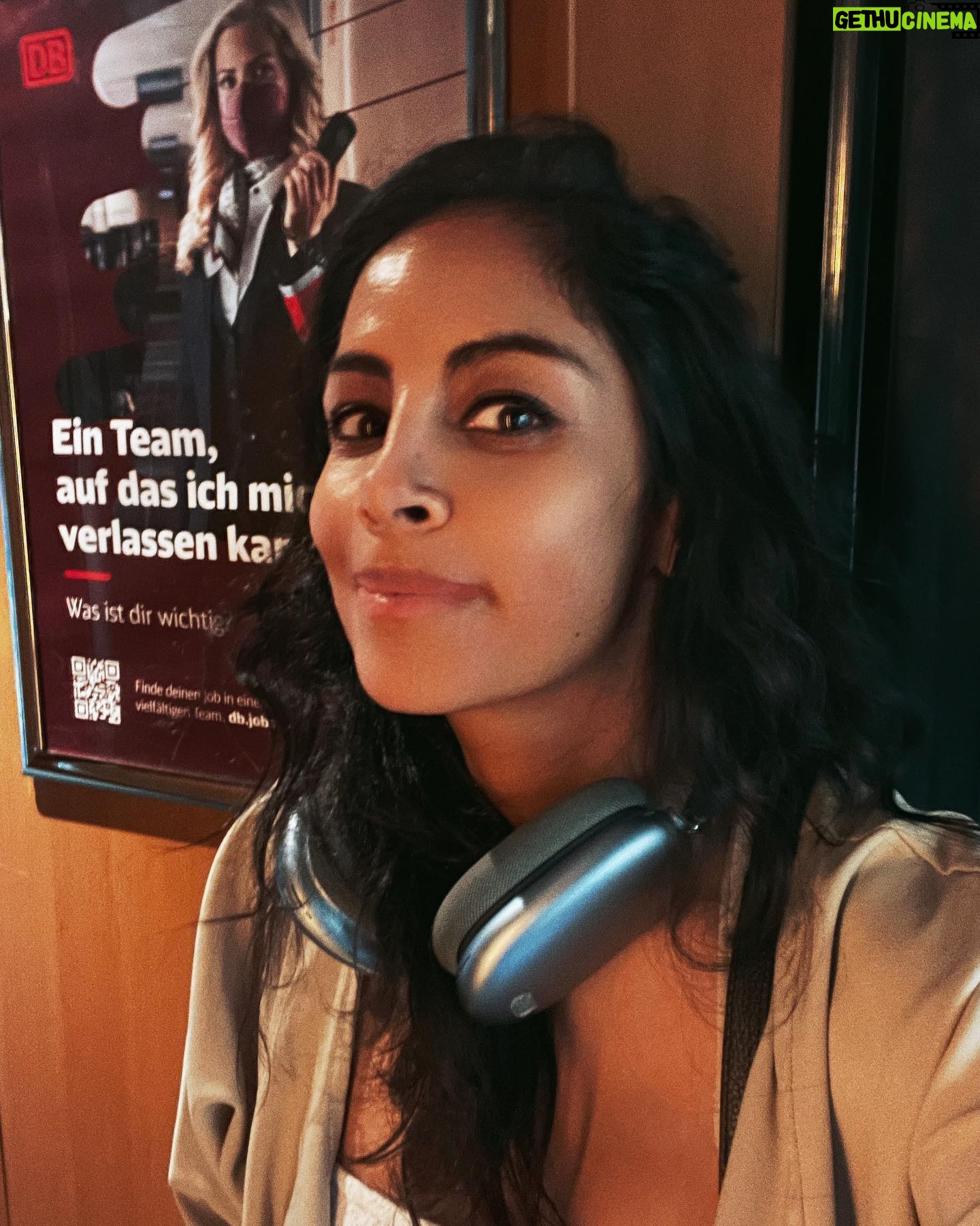Collien Ulmen-Fernandes Instagram - Auf dem Weg nach Baden-Baden zum SWR. Zum ersten Mal in meinem Leben in einem pünktlichen Zug. Dafür gehen WCs, Internet und Bordbistro nicht… 😳