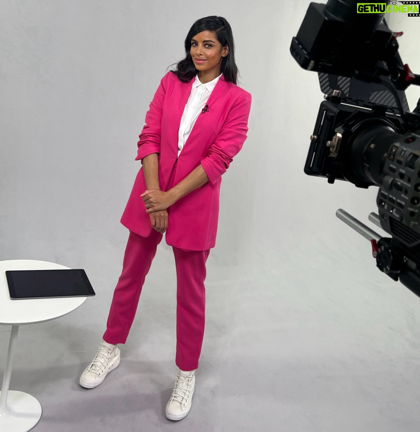 Collien Ulmen-Fernandes Instagram - In den RTL-Studios. Bei der Moderation für ein schönes, kleines VOX-Format zu einem sehr wichtigen Thema. Demnächst in der Prime Time. Ich geb Bescheid…