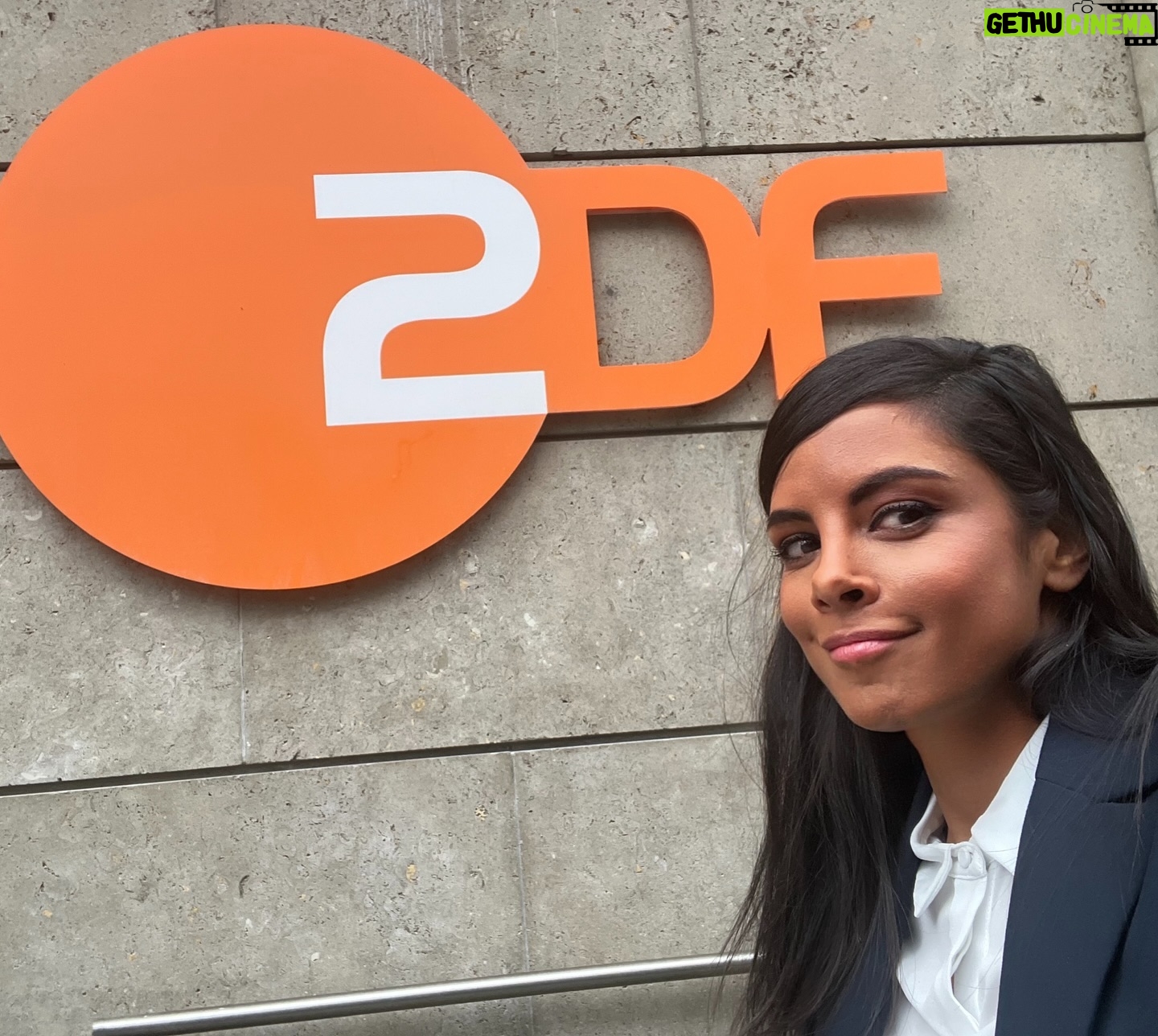 Collien Ulmen-Fernandes Instagram - Heute: Völlig verschlafen im ZDF-Morgenmagazin.. Zu meiner neuen ZDF-Sendung Das KI-Manifest. Wer es gestern Abend im TV verpasst hat: Link in Bio ⬆️