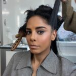 Collien Ulmen-Fernandes Instagram - Trägt man jetzt so… #Trendsetting #BürsteimmerGriffbereit👍🏽 #InfluencerinInAusbildung #OnSet 😎💁🏾‍♀️✌🏽