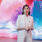 Collien Ulmen-Fernandes Instagram - HEUTE um 23:55 im ZDF: Das, was da gerade passiert, ist groß. Und es ist nah. Näher als vielen bewusst ist. Die KI-Branche macht riesige Fortschritte. Sie hat das Potential menschliche Arbeit zu ersetzen. Zweifelsohne wird sie die gesamte Arbeitswelt massiv verändern. Deshalb müssen wir uns JETZT mit ihr auseinandersetzen. Und genau das tun die Protagonistinnen und Protagonisten in unserer Dokumentation. Nach eingehender Beratung, sowohl ethisch als auch juristisch, sollen sie ein Manifest erarbeiten: DAS KI-MANIFEST Es geht um wichtige Fragen: Wie sollen sie aussehen, die Spielregeln für den Umgang mit Generativer KI? Wie sorgen wir dafür, dass sie uns nicht gefährlich wird? Oder gar ersetzt? Wie dämmen wir die Gefahr, die von ihr ausgeht? Artificial Intelligence ist da! Ob wir wollen oder nicht! Machen wir uns jetzt bereit dafür! #ZDF #DasKleineFernsehspiel #DasKImanifest Foto: Johanna Wittig ZDF