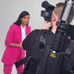 Collien Ulmen-Fernandes Instagram - Mit künstlicher Intelligenz wird es immer einfacher, gefälschte Nackt-Bilder zu erstellen.  Mit so genannten Faceswap-Apps kann jeder aus einem Klassenfoto einen Hardcore-Porno bauen. Ein massiver Eingriff in die Intimsphäre und man kann nichts dagegen tun! Warum? Die VOXstimme zum Thema Deepfake. Moderiert von mir. Montag um 20:13 Uhr auf VOX