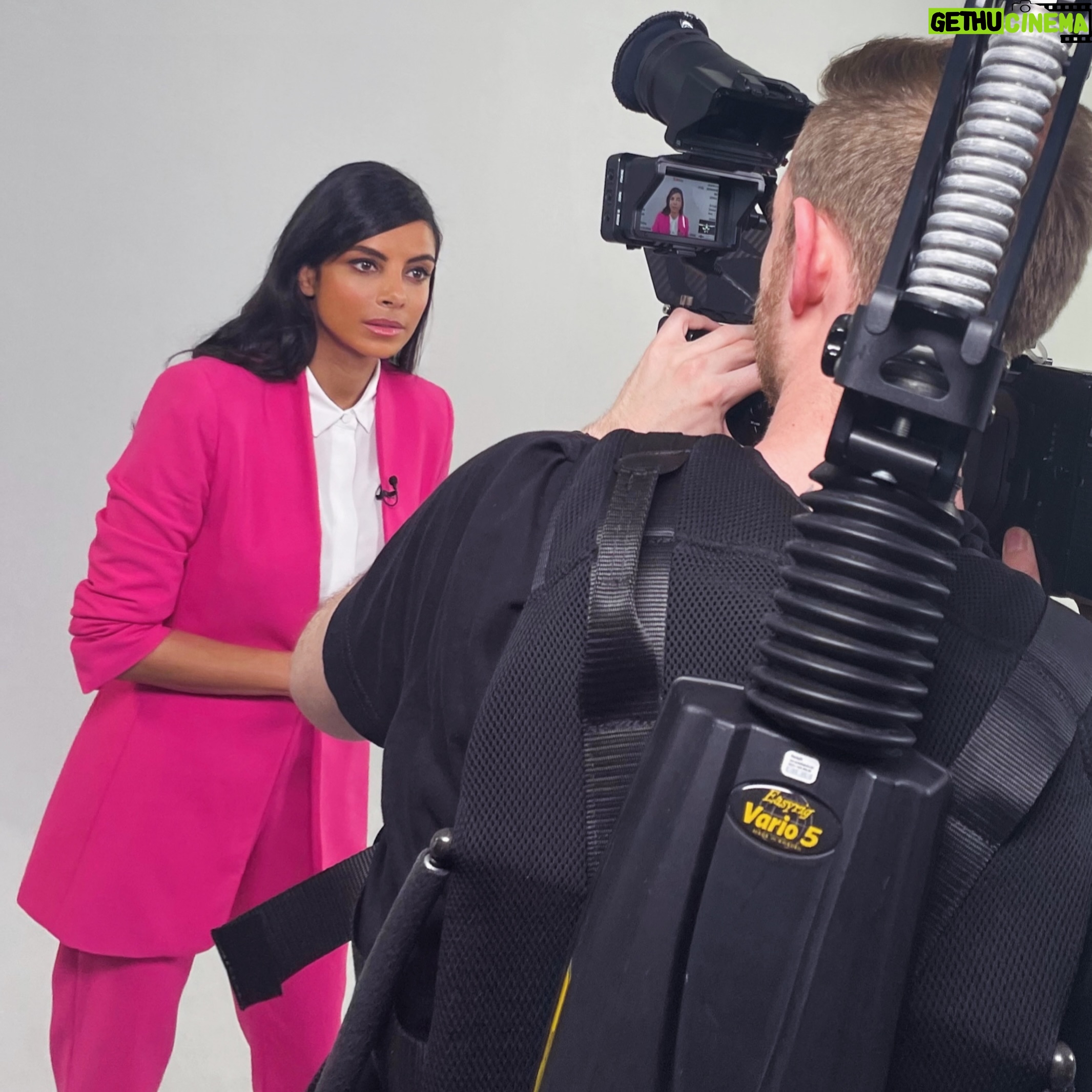 Collien Ulmen-Fernandes Instagram - Mit künstlicher Intelligenz wird es immer einfacher, gefälschte Nackt-Bilder zu erstellen. Mit so genannten Faceswap-Apps kann jeder aus einem Klassenfoto einen Hardcore-Porno bauen. Ein massiver Eingriff in die Intimsphäre und man kann nichts dagegen tun! Warum? Die VOXstimme zum Thema Deepfake. Moderiert von mir. Montag um 20:13 Uhr auf VOX