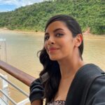 Collien Ulmen-Fernandes Instagram - Beim Dreh im Amazonas-Gebiet! 🐠 🌳 🌊 🙀 DAS Synonym für Biodiversität schlechthin: Im Amazonasbecken leben mehr als 400 verschiedene Säugetier-, 1.200 Vogel-, eine Million Insekten-, 3.000 Fisch- und 40.000 Pflanzenarten. Also circa.. Könnte auch sein, dass ich mich verzählt habe.. 🐒🕷️🪰🦧🐆🦋🐛➕🦗🦟🐜🐍🪱🐡🐙🟰💯🤔