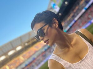 Conor Leslie Instagram - Went to my first football match yesterday and watched @premierleague play stateside (I know I’m the American here but “football” makes more sense and “soccer” doesn’t but hey, a lot of things don’t make sense to me over here)

Also: this month was the first time I found out what it’s like not needing to always have an emergency hair tie on my wrist at all times: very freeing. 

A summer of firsts ✔️

📷 by @carolineroses aka that really fun friend you bring to a football match who will split time between chatting but also *actually watching* the game 🤝