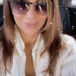 Constance Marie Instagram - Happy December 1st! ✨💫❄️✨ It’s 65 degrees & Sunny outside but in my mind? It’s snowing just a little bit. Have a great weekend! 💋 #friday #fridayvibes